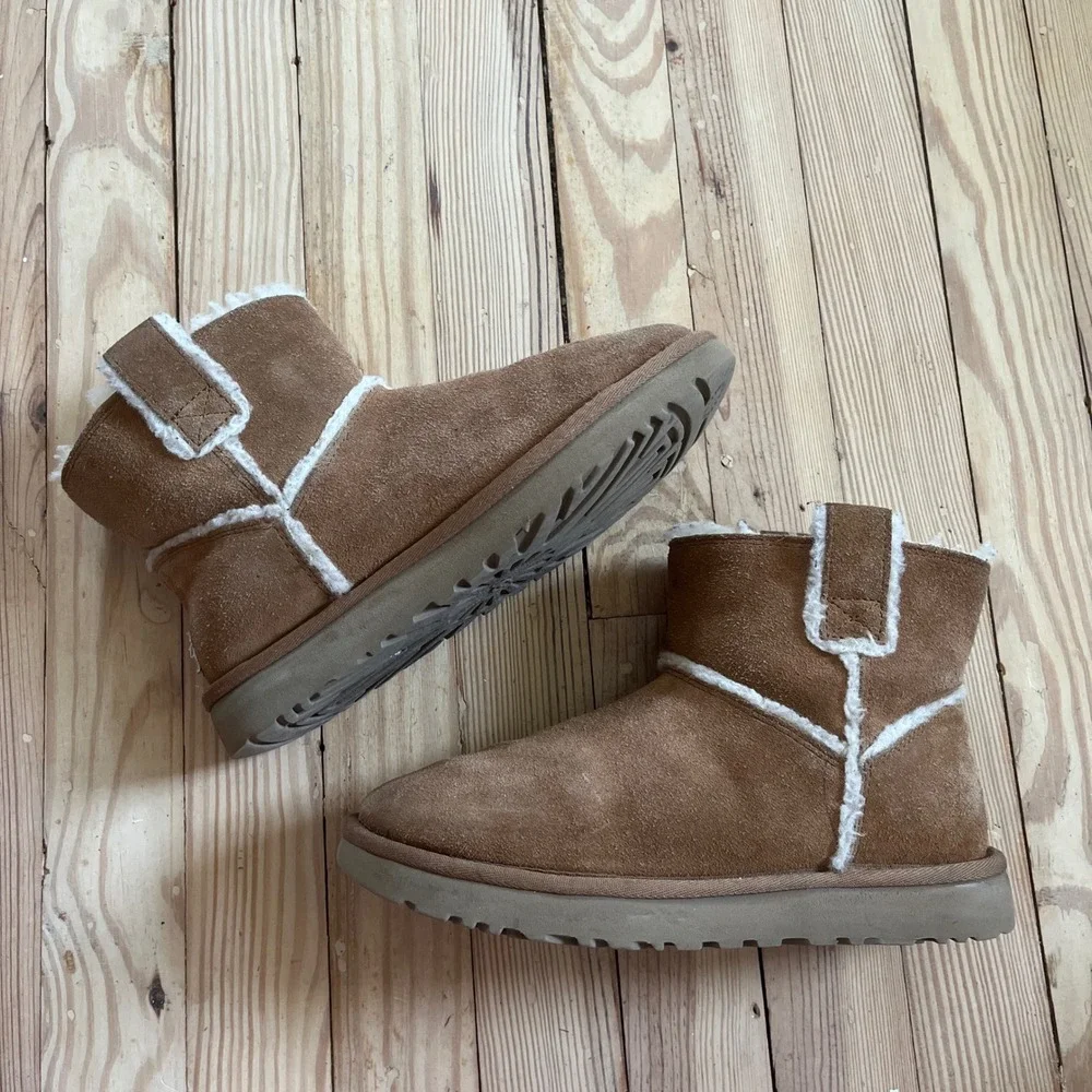 UGG‎ Classic Mini II Chestnut Suede Sheepskin Boots Fur lining Womens Size 7